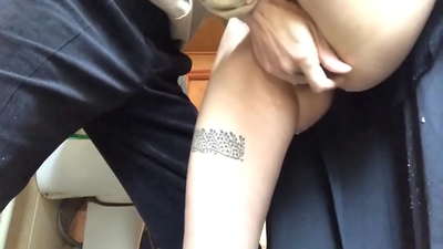 学校のトイレで潮吹き！リアル泡まみれのオーガズム～先生が頑張ってくれました